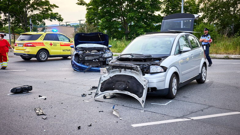Fünf Verletzte und etwa 12.000 Euro Schaden ist die traurige Bilanz dieses Unfalls in Pirna.