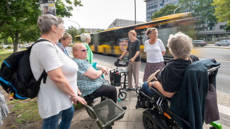 An der ehemaligen Haltestelle "Reitbahnstraße" im Stadtzentrum von Dresden fährt der Bus mittlerweile vorbei.