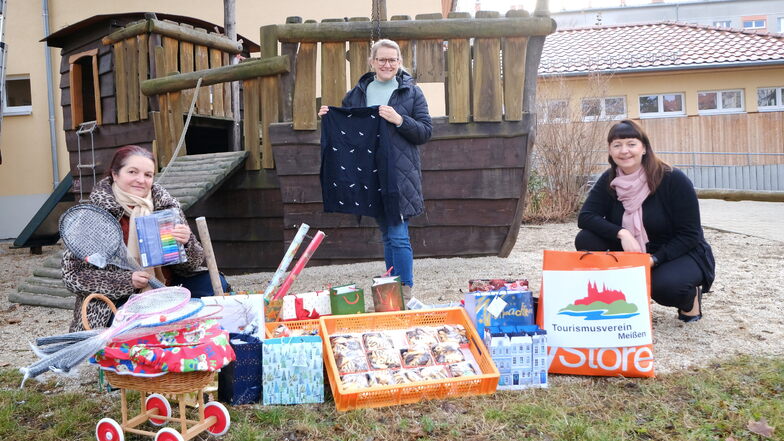 Jeanette Ender (l.) und Kathrin Kretzschmar vom Tourismusverein Meißen übergaben am Mittwoch Weihnachtsgeschenke an die Arche, die Marianne Jahn (Mitte) dankend entgegennahm.
