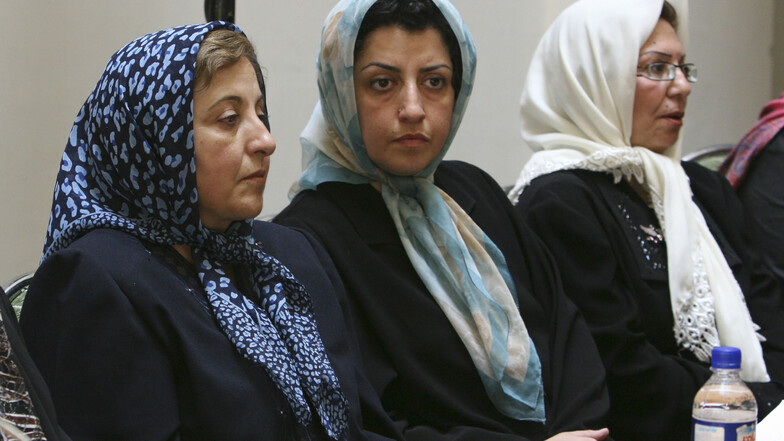 Narges Mohammadi (M), Menschenrechtsaktivistin aus dem Iran, sitzt neben der iranischen Friedensnobelpreisträgerin Shirin Ebadi (l) während sie an einem Treffen über Frauenrechte teilnimmt.