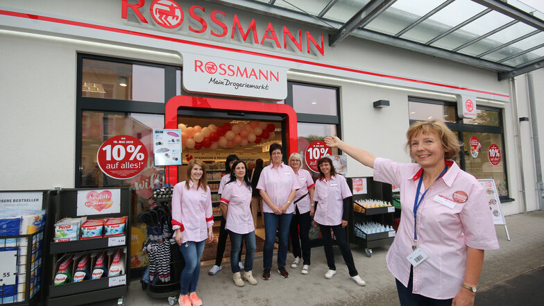 Am Eröffnungstag wird Filialleiterin Doris Hessel (vorn) von allen Mitarbeiterinnen des neuen Drogeriemarktes von Rossmann im Obermarktcenter in Waldheim unterstützt.