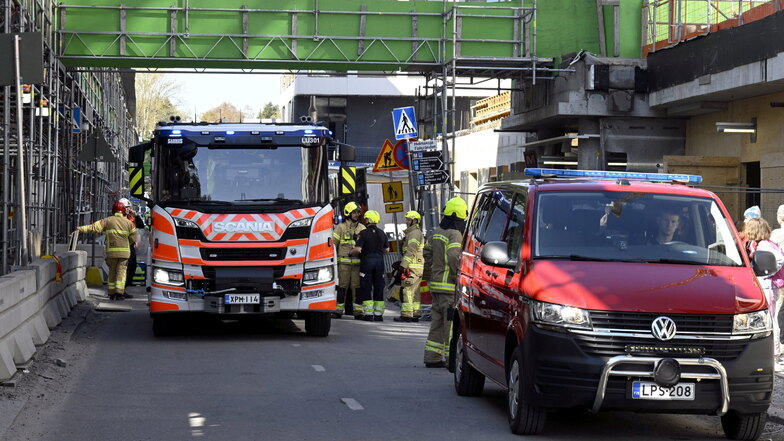 Espoo: Rettungskräfte treffen am Unfallort ein. Beim Einsturz einer Fußgängerbrücke sind mehrere Menschen verletzt worden, überwiegend Kinder.