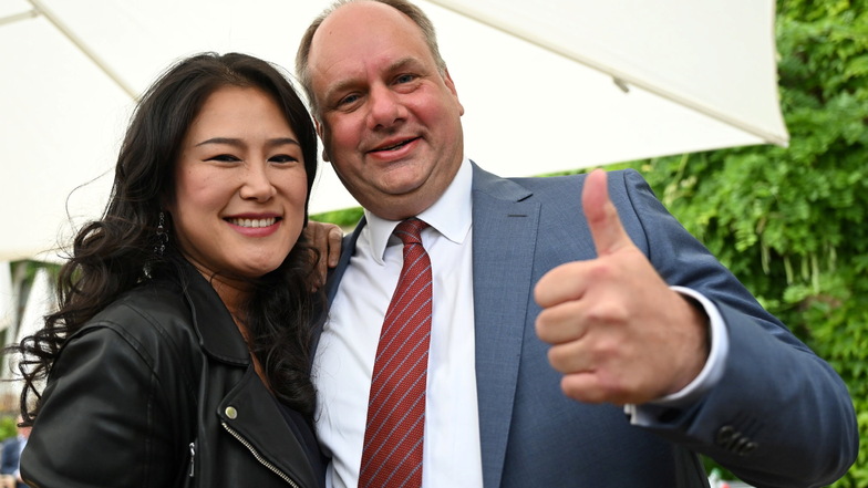 Dirk Hilbert mit Ehefrau Su Yeon kurz bevor das vorläufige Endergebnis verkündet wurde. Da stand der Sieg des amtierenden Oberbürgermeisters bereits fest.