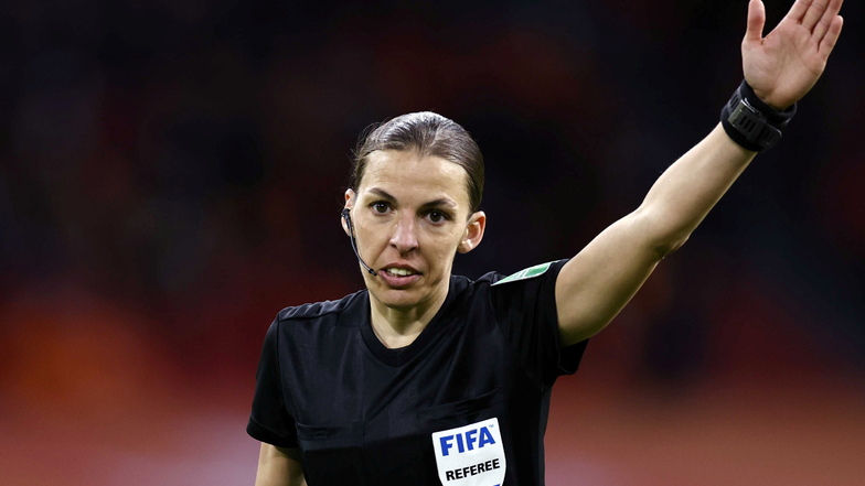 Die französische Schiedsrichterin Stéphanie Frappart pfeift das dritte deutsche Gruppenspiel bei der Fußball-WM in Katar gegen Costa Rica am Donnerstag. Sie ist die erste Schiedsrichterin in der Geschichte der Fußball-WM der Männer, die ein Spiel leitet.