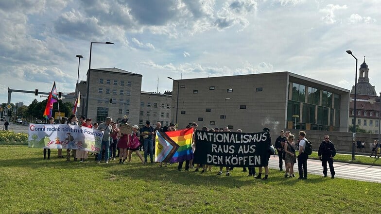Vor der Synagoge in Dresden gab es Gegenprotest gegen eine Kundgebung der Querdenken-Bewegung und Freien Sachsen.