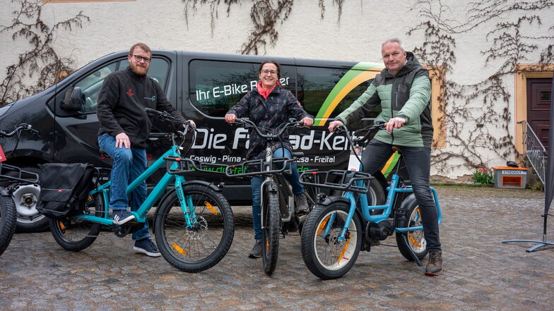 Der Filialleiter von „Die Fahrrad-Kette“ Martin Sander (links) hat an die Naundorfer Bürgermeisterin Cathleen Kramm und an den Amtsverweser der Gemeinde Jahnatal Dirk Schilling jeweils zwei Benno-Bikes übergeben.