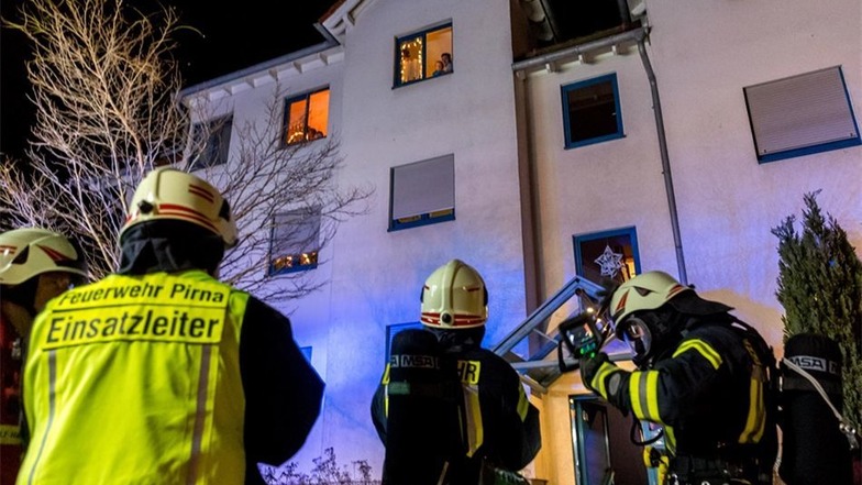 29 Kameraden rückten zum Wohnungsbrand in Pirna aus.