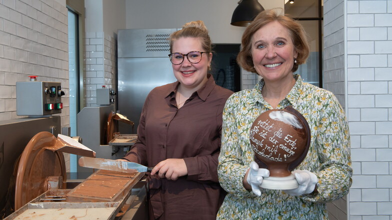 Felicitas zum Anschauen: Unternehmensgründerin Goedele Matthyssen und ihre Tochter Marie Bienstman präsentieren im Dresdner Geschäft eine gegossene Schokoladentafelform.