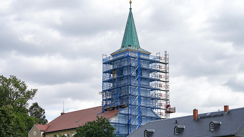 Der Crostauer Kirchturm ist derzeit für Bauarbeiten komplett eingerüstet. Das goldene Kreuz auf seiner Spitze wird am 16. Juli mit einem Kran abgehoben, damit es repariert werden kann.