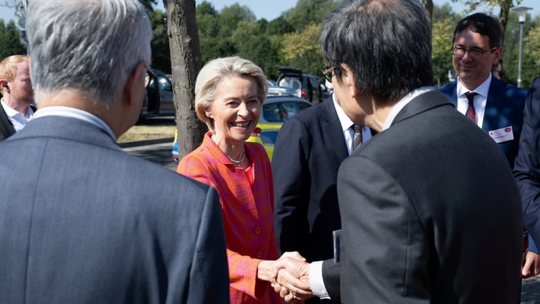 EU-Kommissionspräsidentin Ursula von der Leyen (CDU, Bildmitte) hat die deutschen Subventionen für die ESMC-Fabrik genehmigt - sie dienen dem Ziel, mehr Mikrochips in der EU herzustellen.