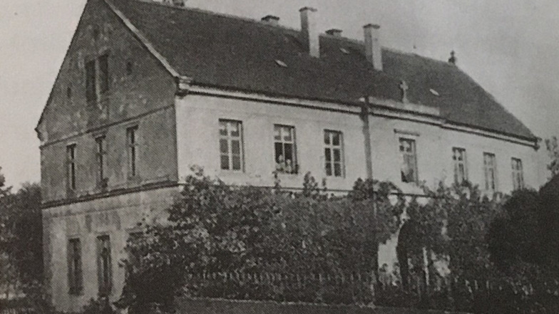 Die alte Schule im Jahr 1892: Direkt daneben wurde das neue Schulgebäude 1894 gebaut. 
