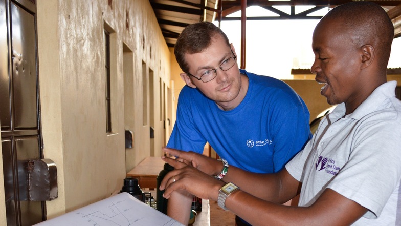 Nicht nur in Uganda unterstützt Mathias Anderson lokale Projektpartner. Hier bespricht er in Kenia mit Joe Kioko von der African Sand Dam Foundation Pläne für Sanddämme. Mit denen wird während der nassen Jahreszeit Wasser gestaut, sodass es in trockenen Z