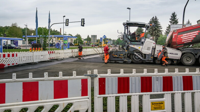 Die Christoph-Seydel-Straße in Radeberg ist derzeit gesperrt. Autofahrer müssen weiträumige Umleitungen in Kauf nehmen.