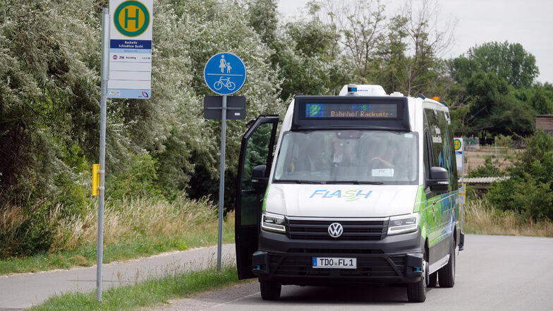 Ein Bus der Flotte "FLASH" (Fahrerlose automatisierte Shuttle) steht an einer Haltestelle am Naherholungsgebiet Schladitzer See in Nordsachsen.