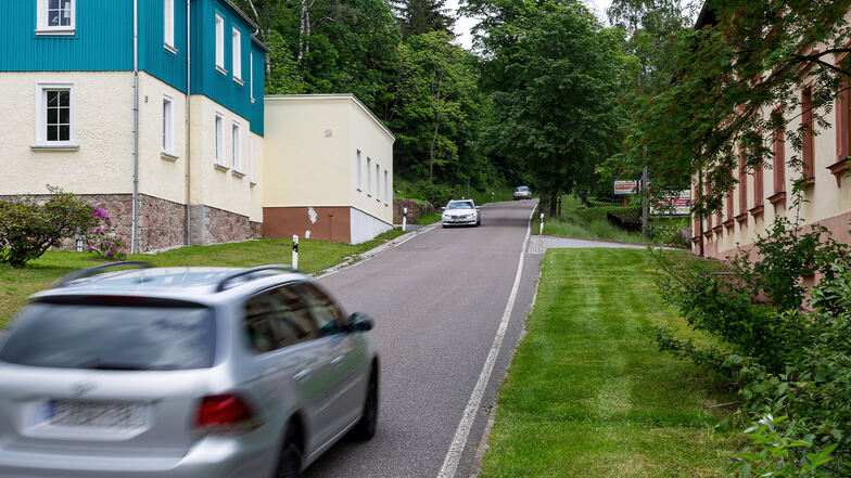 Auf der Löwenhainer Straße in Geising sind viele Autos sehr schnell unterwegs.