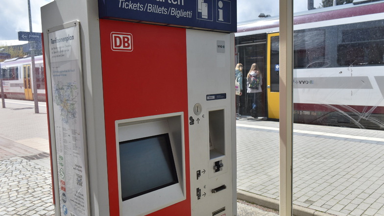 In Altenberg gibt es eine Chance auf den Ticketkauf mit EC-Karte. Aber sonst sieht es ohne Bargeld oft schlecht aus im Regionalverkehr.