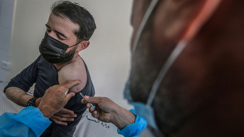Ein Palästinenser erhält eine Impfdosis mit dem russischen Corona-Impfstoff Sputnik V in der Sabha-al-Harazin-Klinik des Gesundheitsministeriums.