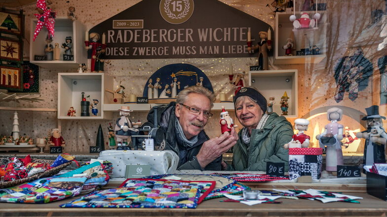 Karl-Heinz Pinkert und seine Frau mit ihren Wichteln und Patchwork-Arbeiten.