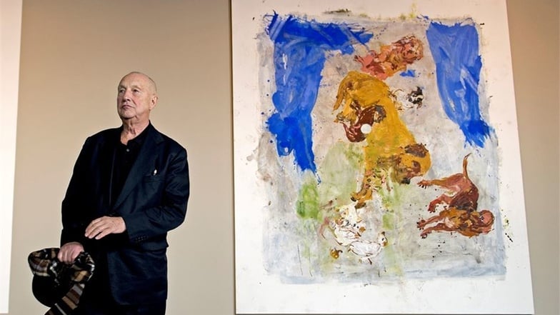 Der Maler und Bildhauer Georg Baselitz, hier im September 2013 in seiner Ausstellung im Residenzschloss Dresden zwischen einer Reproduktion der „Sixtinischen Madonna“ und dem Gemälde „Statement“ von 1999, wird am Dienstag 80 Jahre alt.