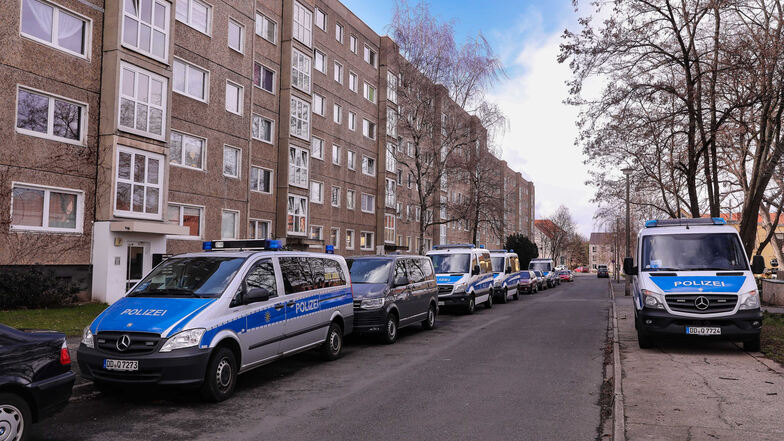 Polizeifahrzeuge sind am 10. März im Dresdner Stadtteil Prohlis zu sehen.