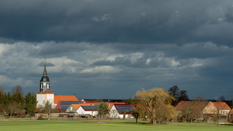 Der Sturm jagt erneut die Wolkengebiete mit heftigen Schauern übers Elbland, hier bei Ebersbach, nahe Radeburg.