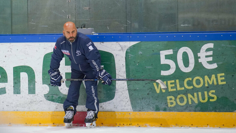 Willkommen in der neuen Saison, wobei sich die Eishockeyspieler den Bonus erst noch verdienen müssen. Eislöwen-Trainer Rico Rossi ist jedoch froh, dass es jetzt wieder losgeht.