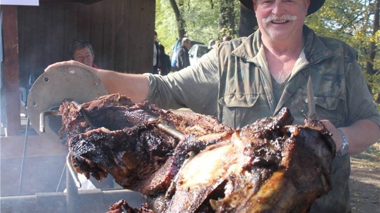 Hartmut Mockschan grillte ein selbst geschossenes Wildschwein am Spieß.