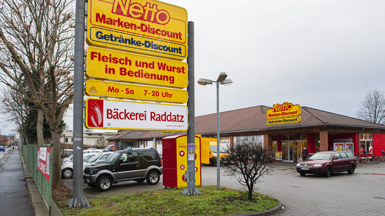Der Netto-Markt auf der Dresdner Straße in Großenhain ist gut frequentiert. Ein geplanter Neubau an dieser Stelle zieht sich allerdings hin.
