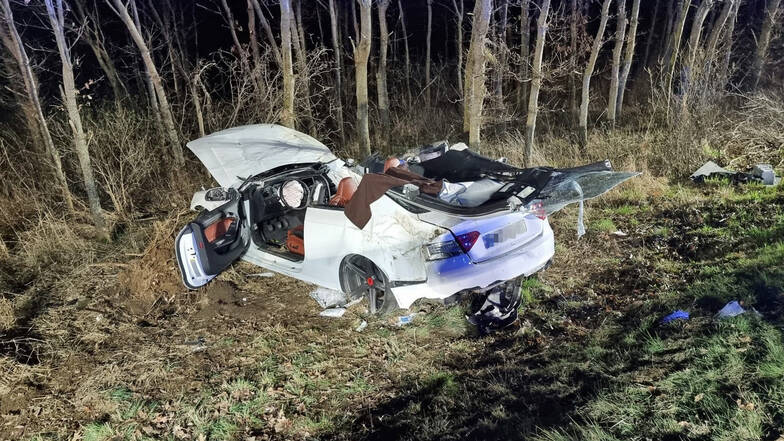 Bei einem schweren Unfall am Freitagabend bei Siebenlehn wurden zwei Menschen aus einem Audi S5 schwer verletzt. Sie mussten durch die Feuerwehr befreit werden.