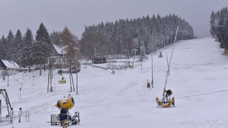 Altenberg ist weiß: Für die Schneekanonen müssen die Temperaturen jetzt aber unter zwei Grad minus bleiben.