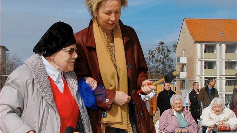 An der Seite der damaligen Ministerin Helma Orosz feierte sie 2004 die Grundsteinlegung der Alloheim Seniorenresidenz.