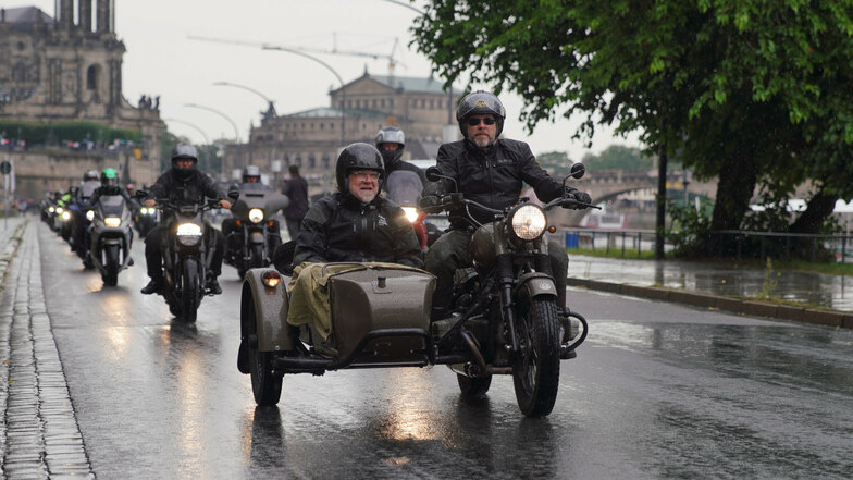 Am späten Sonntagvormittag auf regennassen Straßen unterwegs: Rund 1.100 Motorradfahrer, die auch weiterhin an Wochenenden mit ihren Bikes herumfahren wollen.