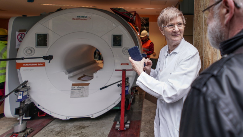 Oberärztin Dr. Gabriele Hahn vom Dresdner Uniklinikum hat den neuen MRT am Freitag in Empfang genommen.
