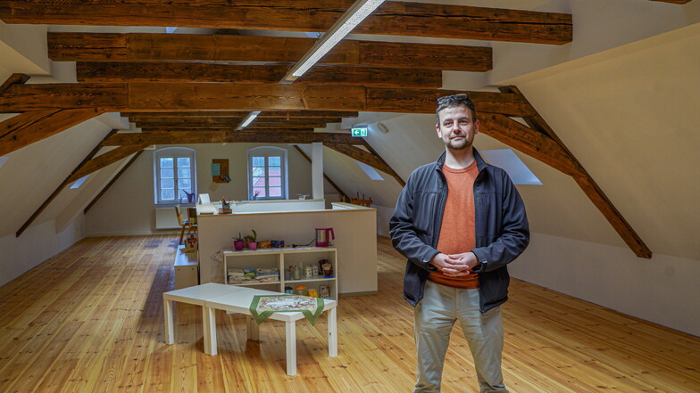Markus Schuster vom Kirchenvorstand im Dachgeschoss der sanierten Kirchschule in Cunewalde. Der rustikale Raum ist künftig das Domizil der Jugend der Kirchgemeinde.