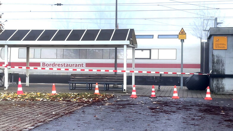 Seubersdorf: Ein ICE steht am Bahnhof. In dem ICE zwischen Regensburg und Nürnberg hat es am Samstag eine Messerattacke gegeben.