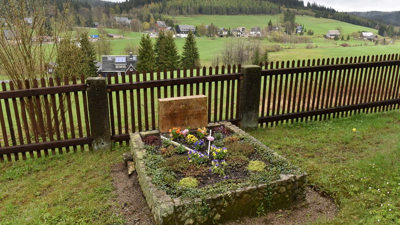 Grab in Rehefeld von Opfern des zweiten Weltkriegs wieder auf Vordermann gebracht.
