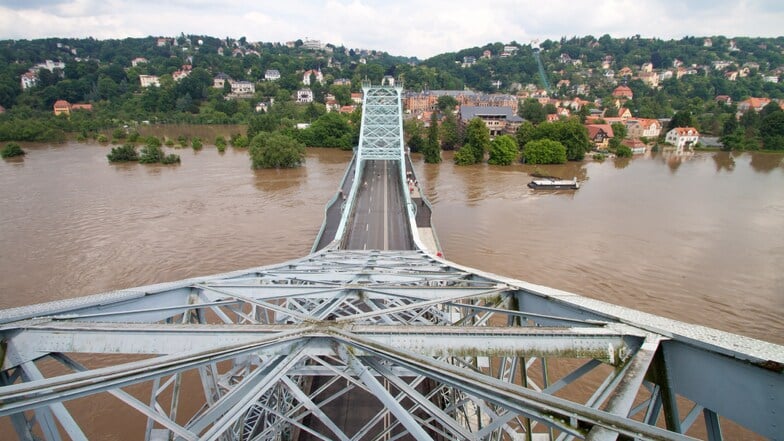 Gesperrt werden musste das Blaue Wunder bei der Jahrhundertflut 2002, aber auch wie auf diesem Foto zu sehen bei der Juniflut 2013.