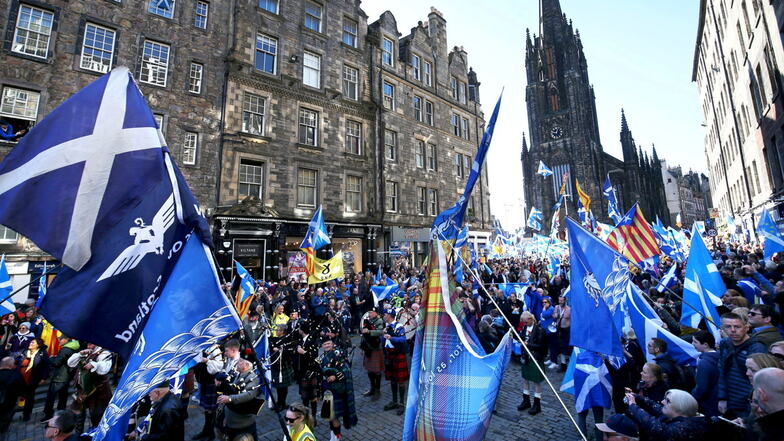 Unterstützer für die Unabhängigkeit Schottlands nehmen in Edinburgh an einer Demonstration teil.