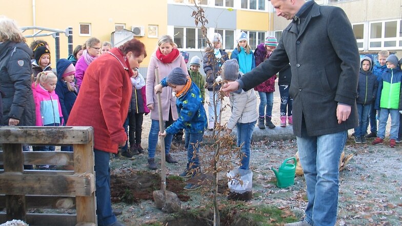 Unterstützt wurden die Kinder beim Pflanzen von den Ortsvorstehern Marianne Zich und Mario Weier und Schulsozialarbeiterin Ricarda Koschkar.