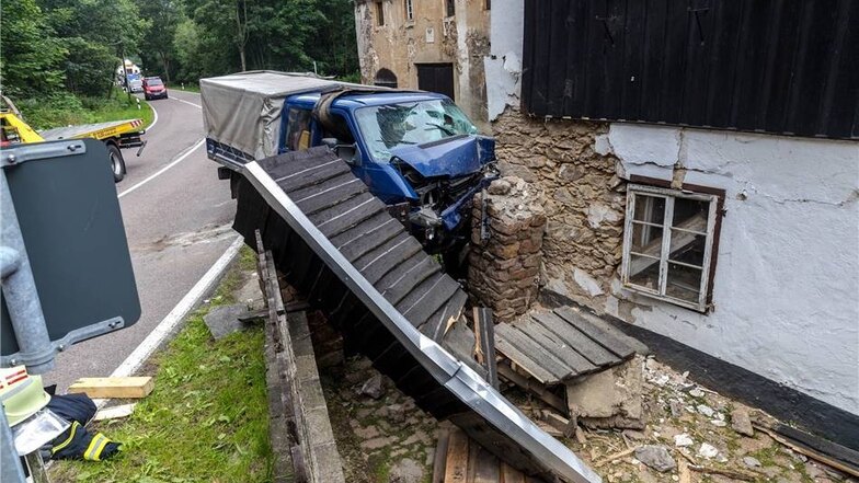 Ein Kleintransporter krachte am 17. Juli bei Bärenhecke gegen eine Hauswand. Die Glashütter Feuerwehr befreite den Fahrer aus dem Fahrzeug und sicherte die Unfallstelle ab.