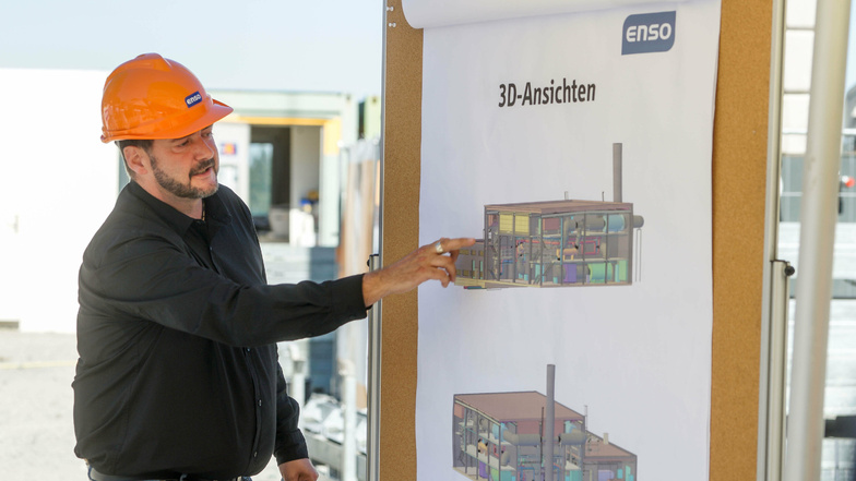 Jens Schaller, Projektleiter der Enso, zeigt an einem Plan, wie das neue Kraftwerk in Bautzen aussehen soll.