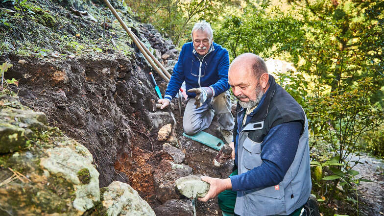 Helfer für die Natur. Lutz Flöter (vorn) und Siegmar Nasdal aus Sebnitz setzen eine Trockenmauer im Botanischen Garten.