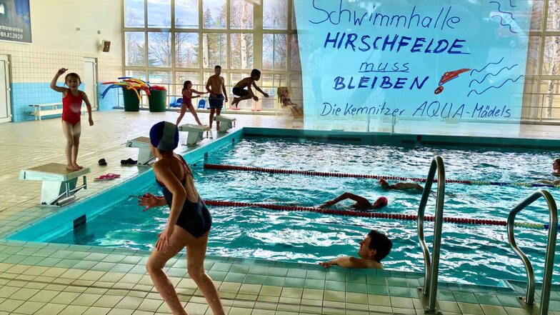 Über 360 Schwimmer haben am Sonnabend ihre Bahnen gezogen, darunter auch viele Kinder. Ihr Anliegen: Die Schwimmhalle Hirschfelde muss bleiben.