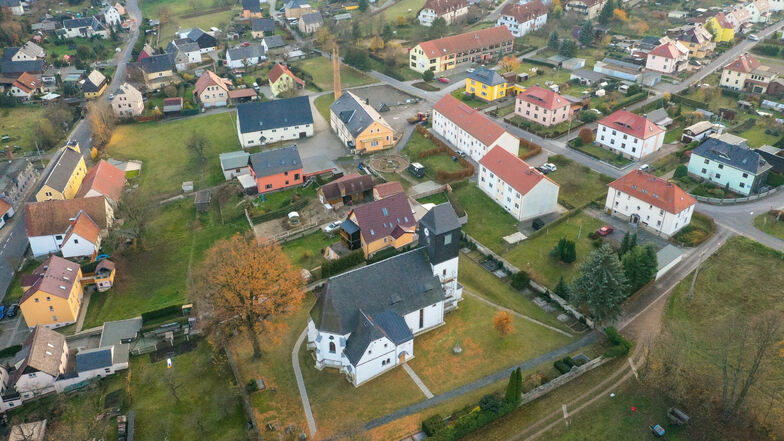 Wuchtig steht die Kirche in Höckendorf. Sie wurde in den letzten Monaten innen saniert.