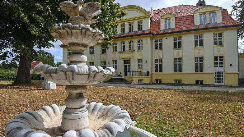 Der 1896 von der Adelsfamilie von Drewitz zwischen Schwedt und Prenzlau erbaute Neobarockbau liegt inmitten eines drei Hektar großen Parks.