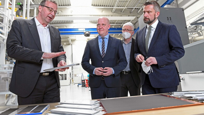 Auch Sachsens Wirtschaftsminister Martin Dulig (r.) und SPD-Wirtschaftsexperte Henning Homann (M.) staunten über vermeintliches "Made in Saxony", das ihnen Geschäftsführer Holger Gritzka (l.) präsentierte.