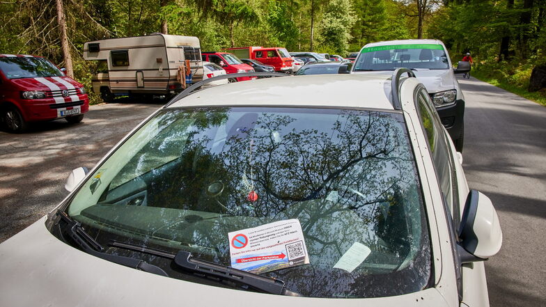 Zugestellter Straßenrand im Bielatal: Mit Flyern unterm Scheibenwischer sollten Falschparker zu anderen Parkplätzen gelotst werden.