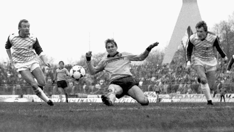 Torsten Wude (M.) spielte in den 1980er-Jahren insgesamt 25-mal für Dynamo Dresden in der DDR-Oberliga. Nun ist er im Alter von 54 Jahren gestorben.