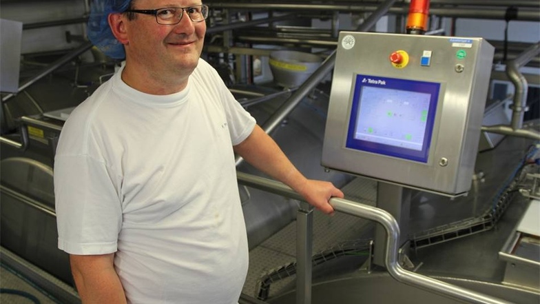 Milchtechnologe Frank Pfanne überwacht die entscheidenden Momente der Käseherstellung in den Heinrichstaler Milchwerken.