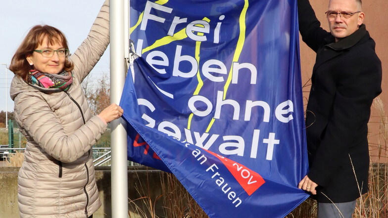Hissen die Fahne gegen Gewalt am Landratsamt in Meißen: Landrat Ralf Hänsel und Gleichstellungsbeauftragte Gabriele Fänder.